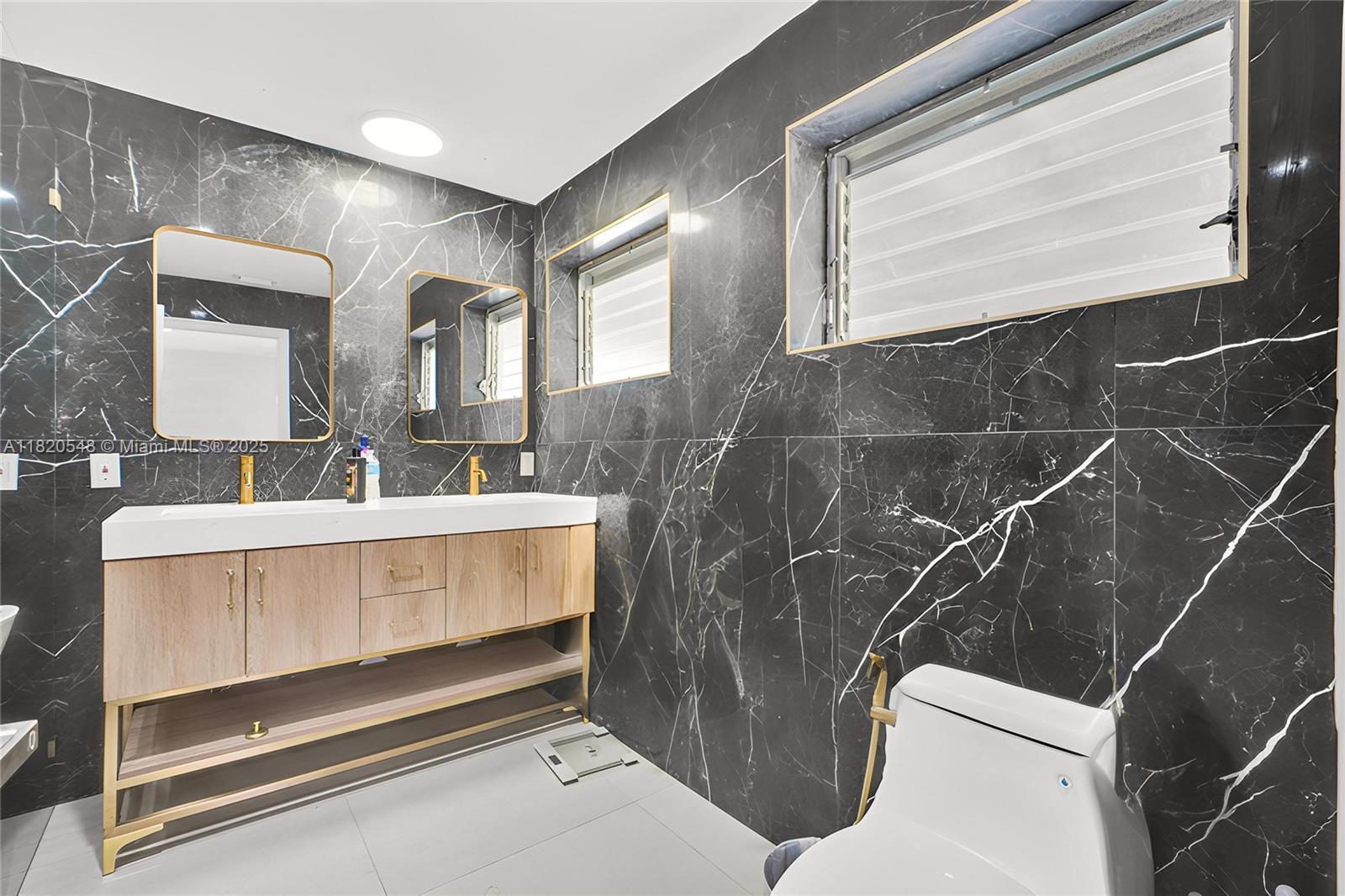 HOLLYWOOD HILLS - Residential