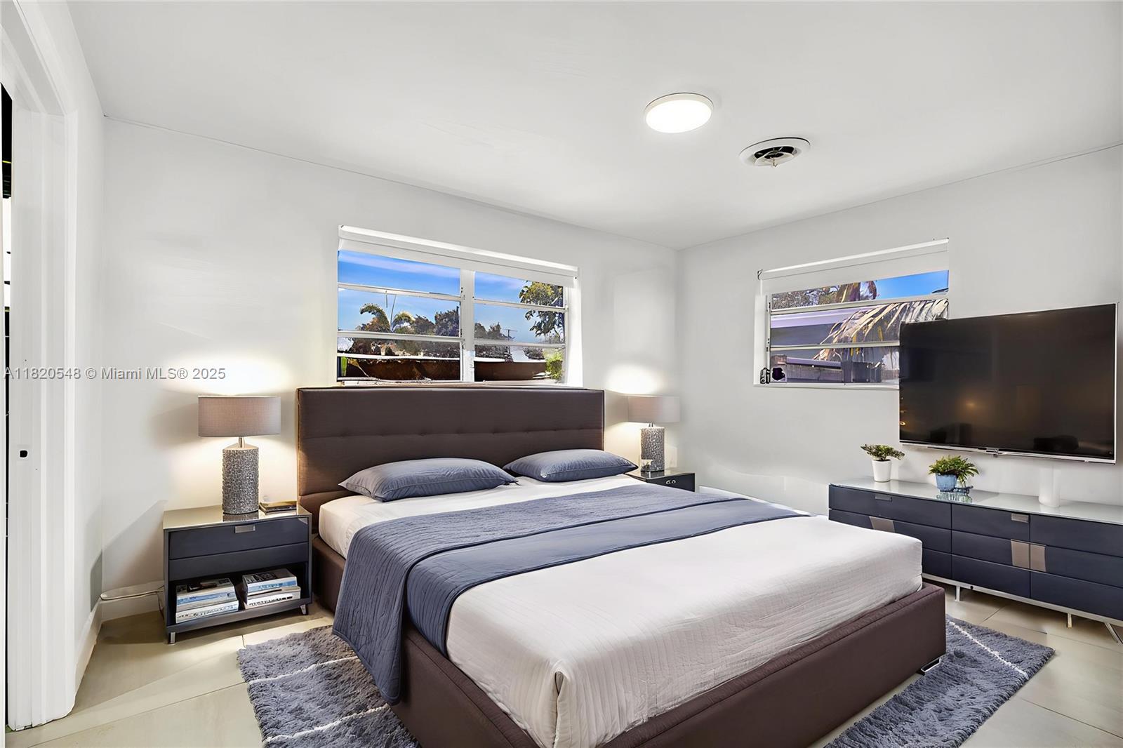 HOLLYWOOD HILLS - Residential