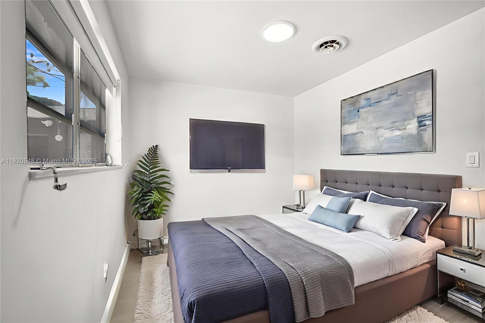 HOLLYWOOD HILLS - Residential