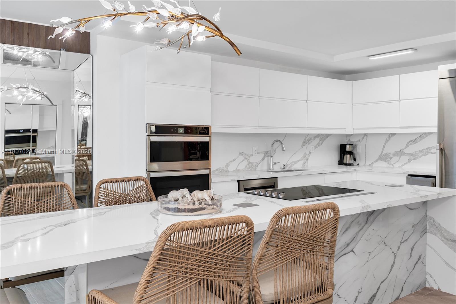 2301 Collins Ave 1019