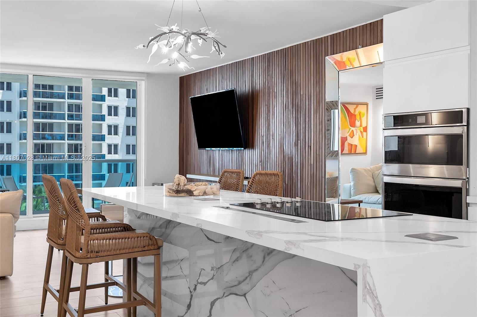 2301 Collins Ave 1019