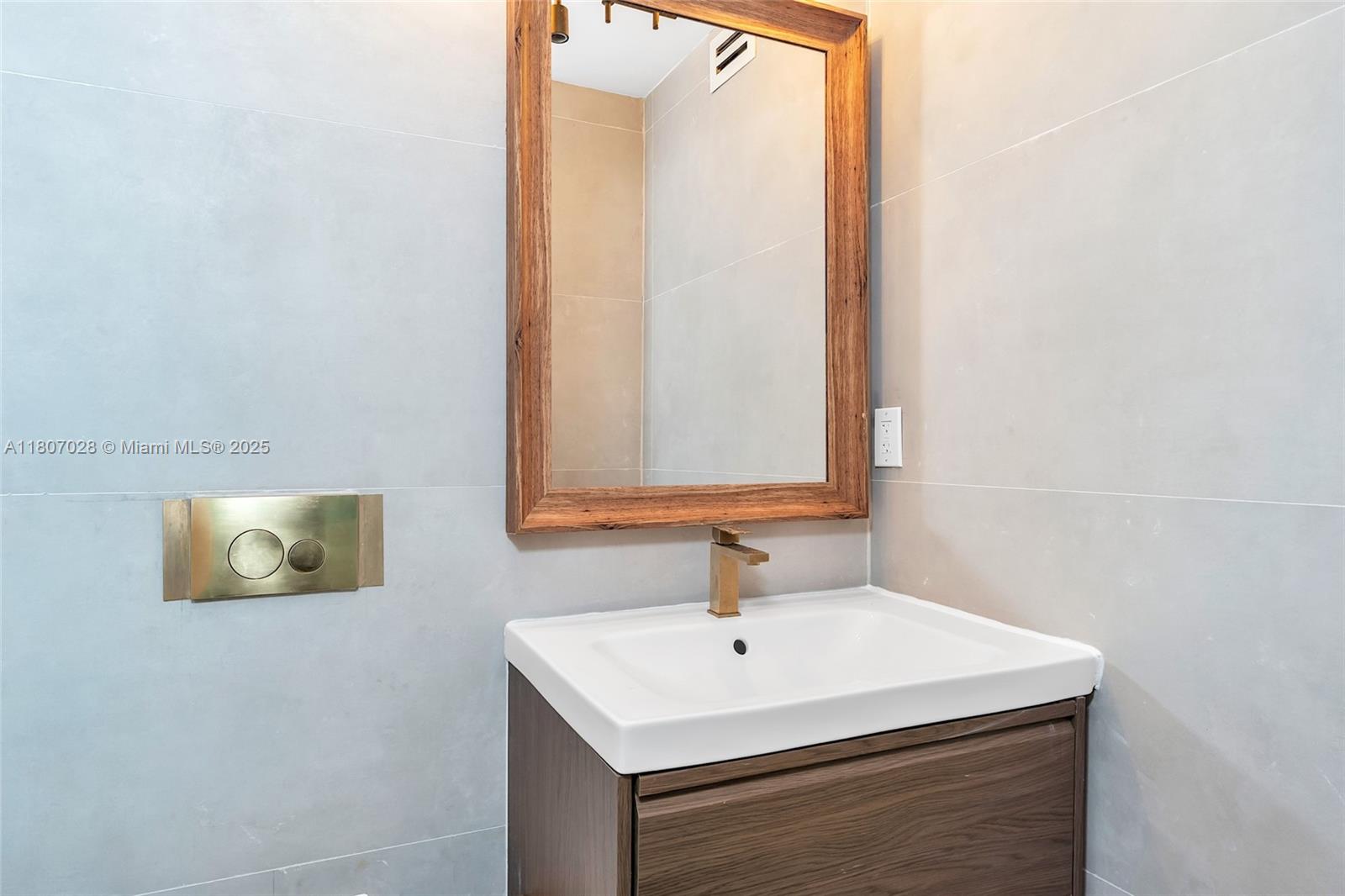 RONEY PALACE CONDO - Residential