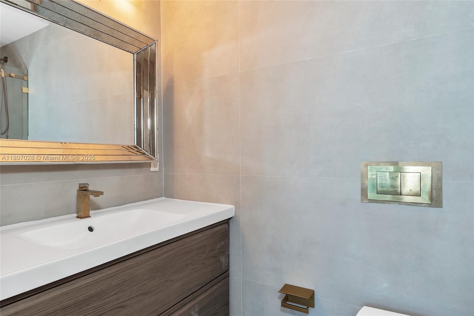 RONEY PALACE CONDO - Residential