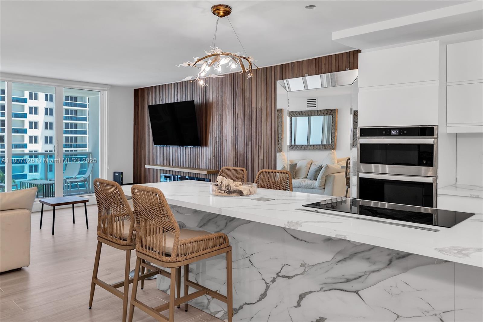 2301 Collins Ave 1019