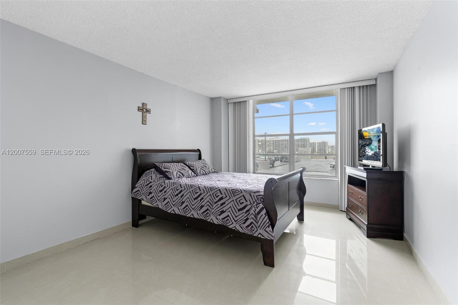 HALLMARK OF HOLLYWOOD CON - Residential