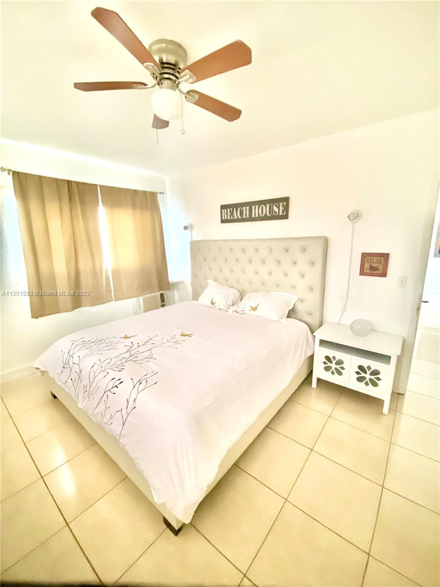 Lovely 1 bedroom 1 bathroom furnished apartment two blocks from the beach, restaurants and shops. Lot of closets.