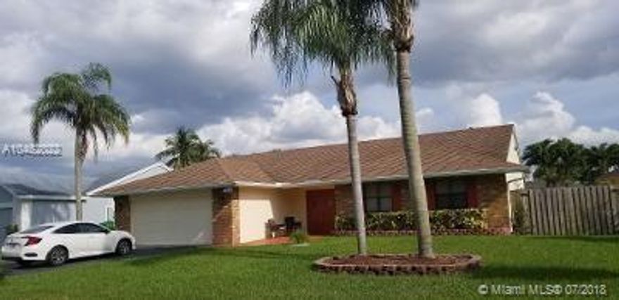 BEAUTIFUL SINGLE FAMILY HOME,  PRIVATE BACK YARD .CLOSE TO GREAT SCHOOLS SHOPPIN CENTERS,  LOCATED IN A GREAT NEIGHBORHOOD