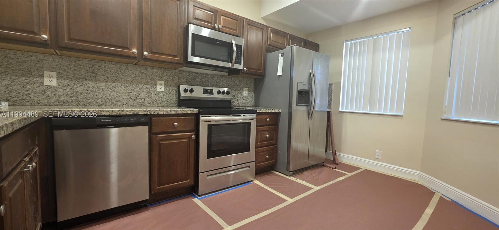 HOLLYWOOD LAKES COUNTRY C - Residential Lease