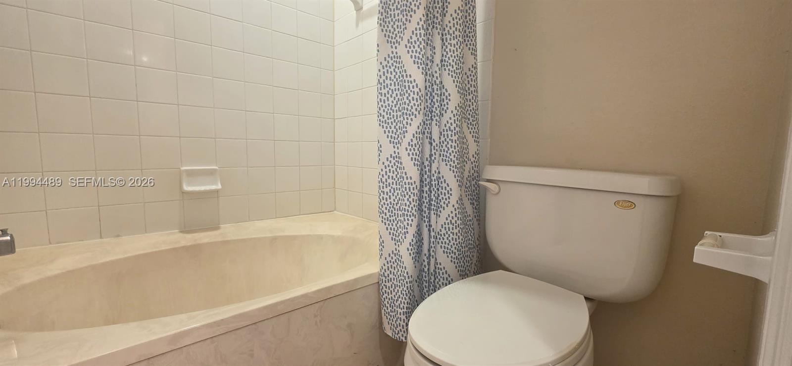 HOLLYWOOD LAKES COUNTRY C - Residential Lease