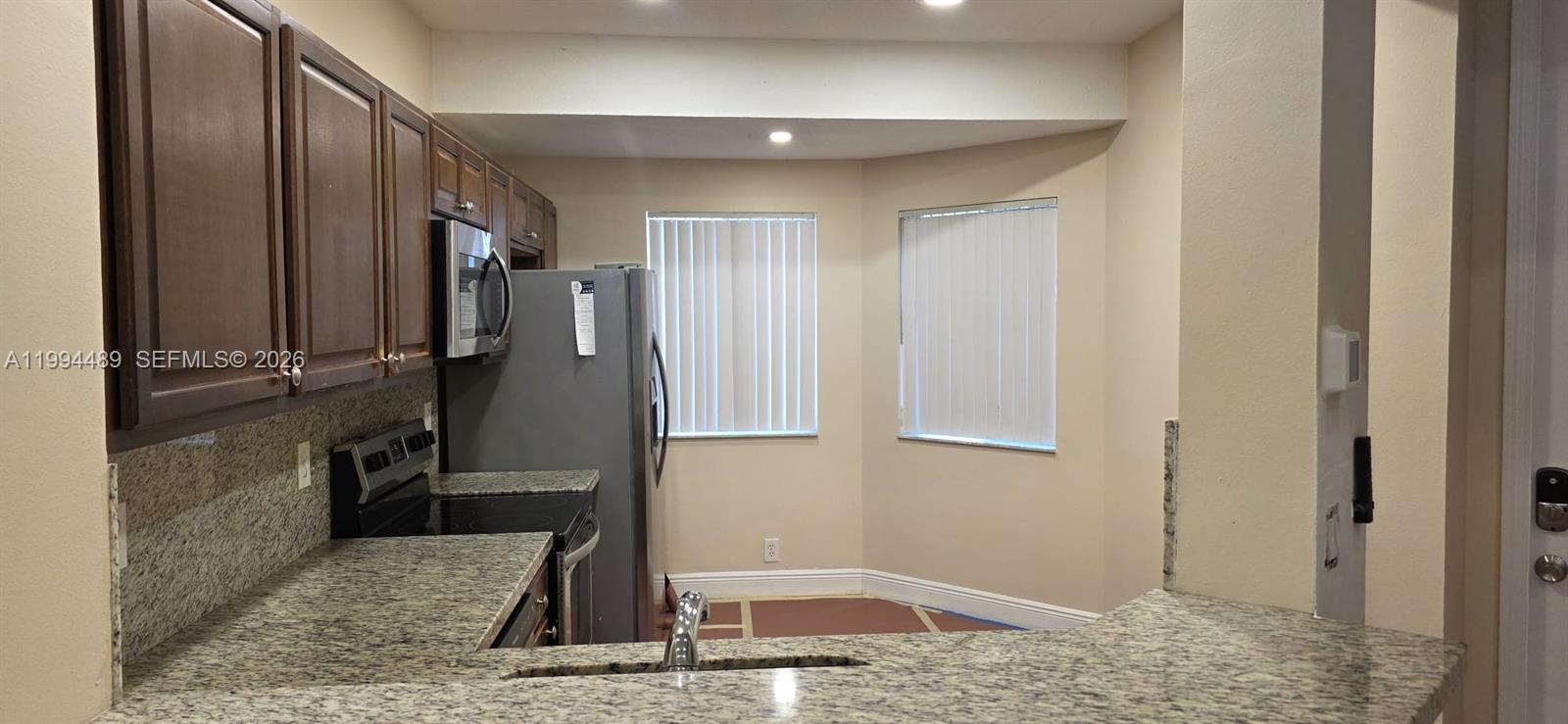 HOLLYWOOD LAKES COUNTRY C - Residential Lease