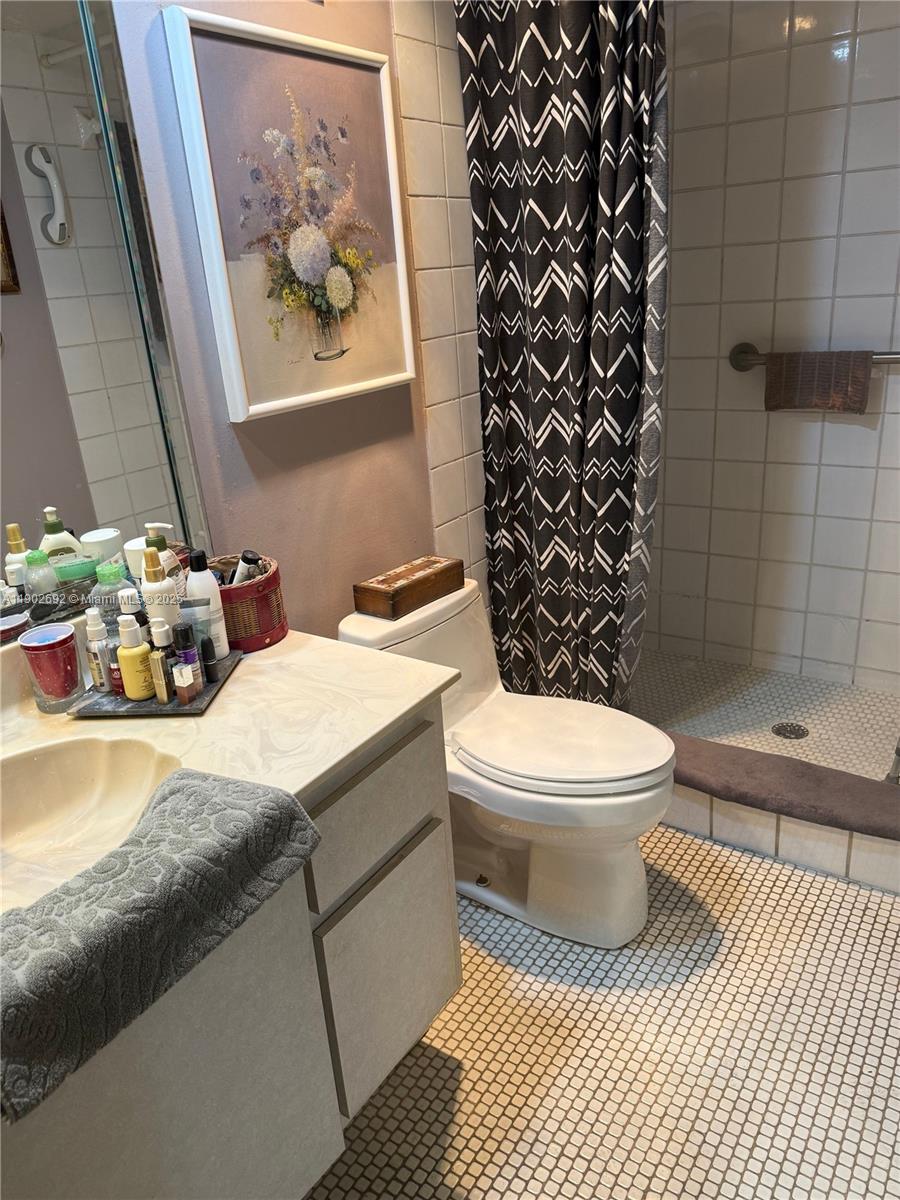 KINGS COURT WEST - Residential