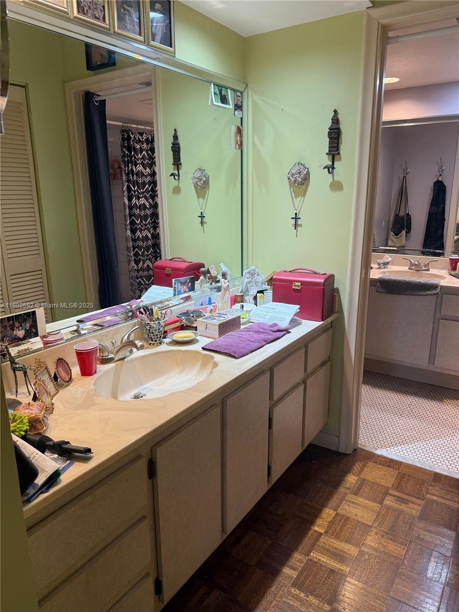 KINGS COURT WEST - Residential