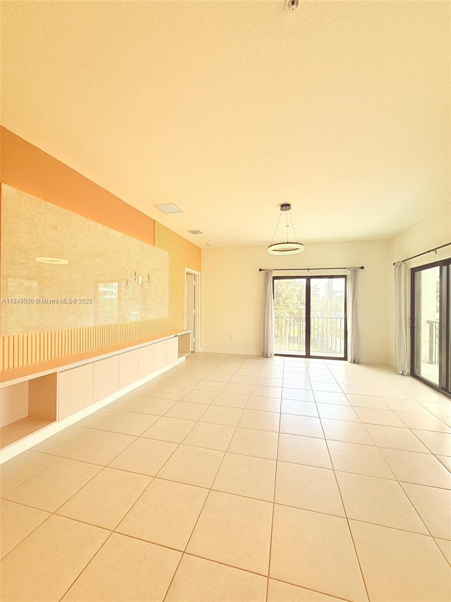 8001 NW 41st St F-207, Doral, FL, 33166/$570,000 3 8001 NW 41st St F-207