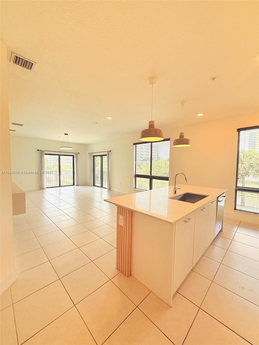 8001 NW 41st St F-207, Doral, FL, 33166/$570,000 2 8001 NW 41st St F-207