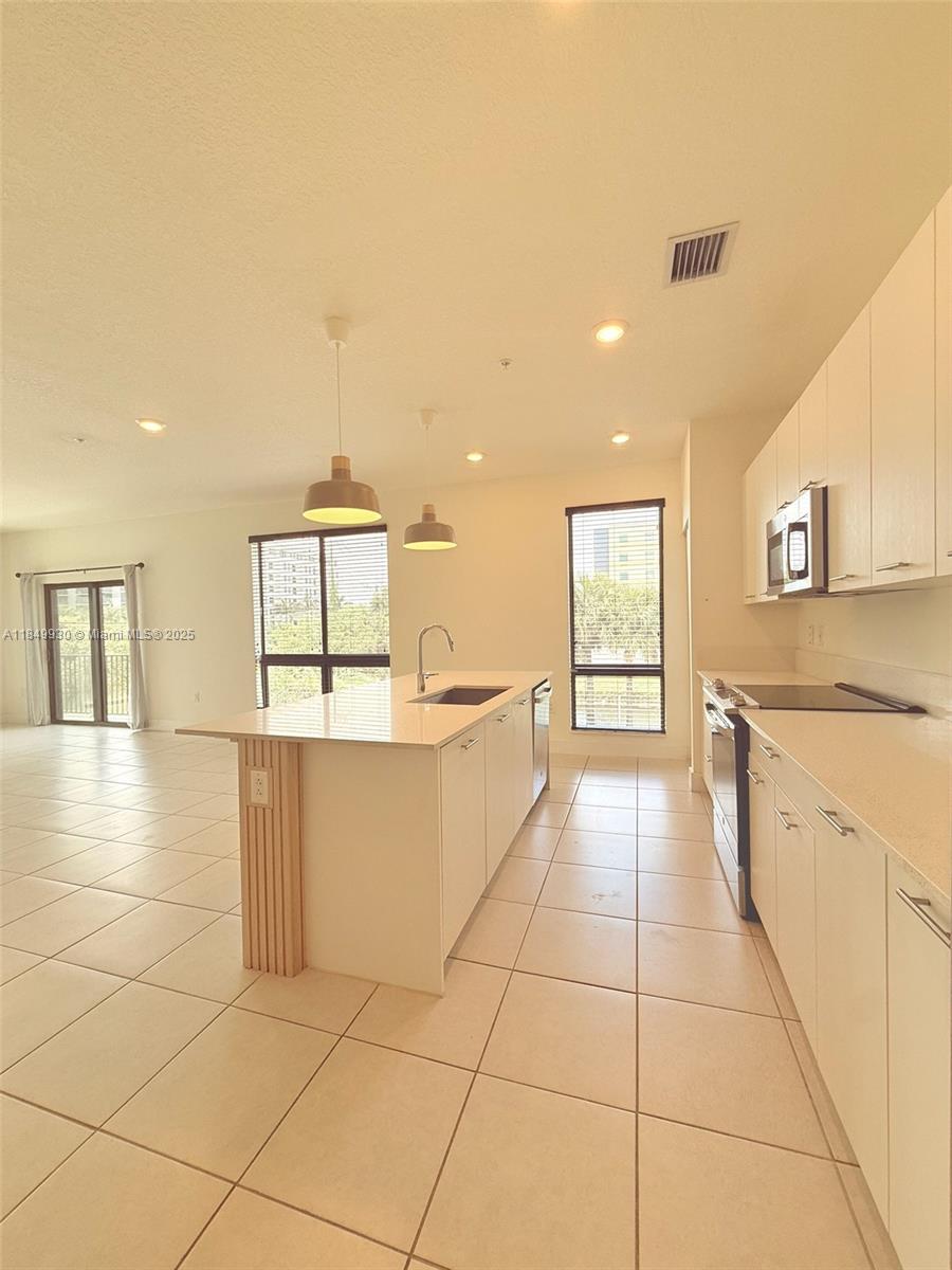 8001 NW 41st St F-207, Doral, FL, 33166/$570,000 1 8001 NW 41st St F-207