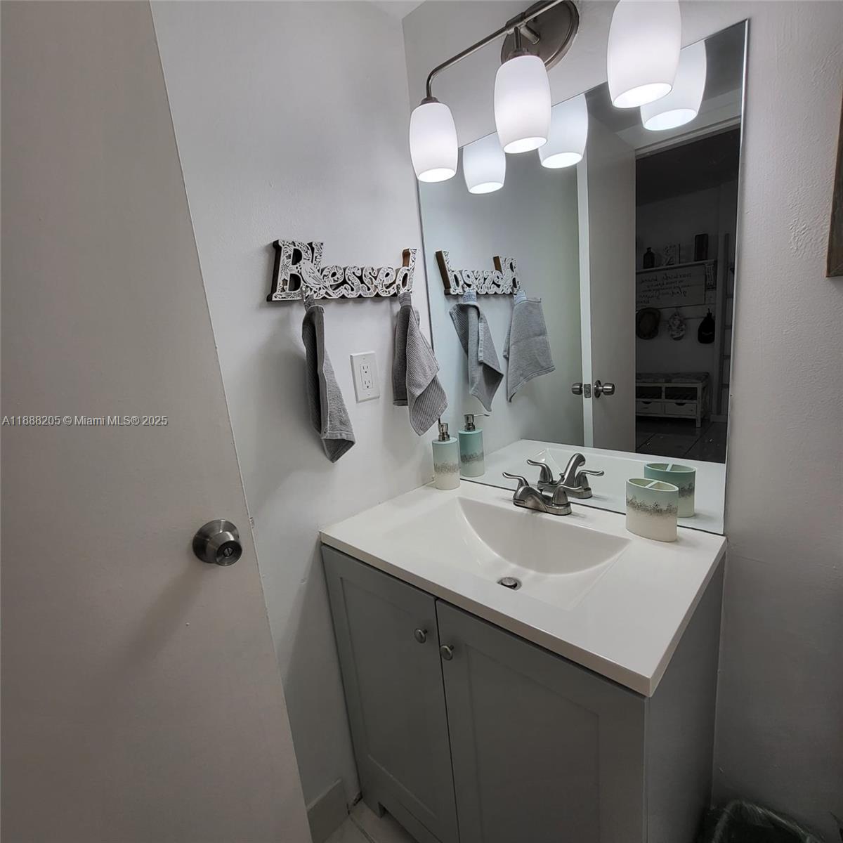 PLAZA OF AMERICAS CONDO P - Residential Lease