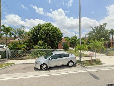 Photo of 740 NE 4th Pl, Hialeah, FL 33010 (MLS # A11979085)