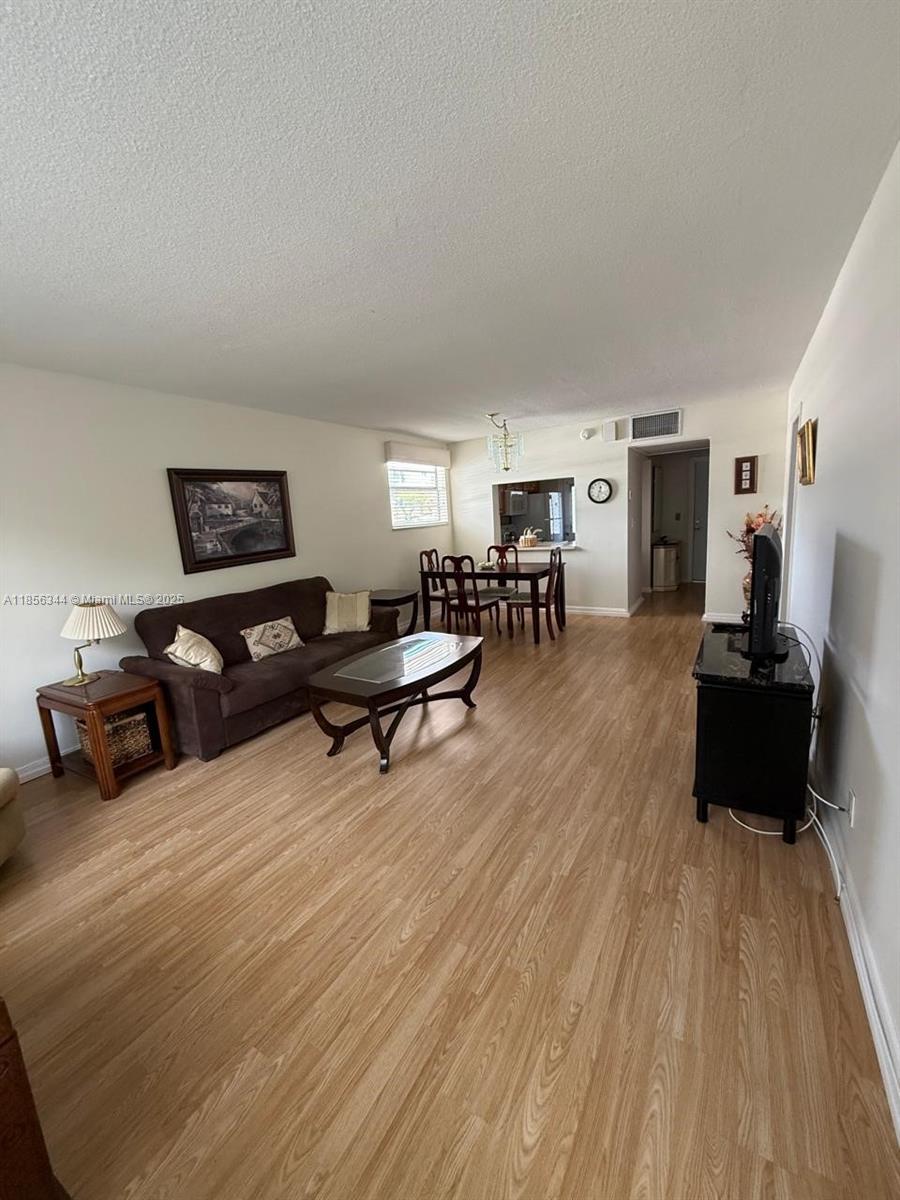 KINGS PARK GARDEN APTS CO - Residential Lease