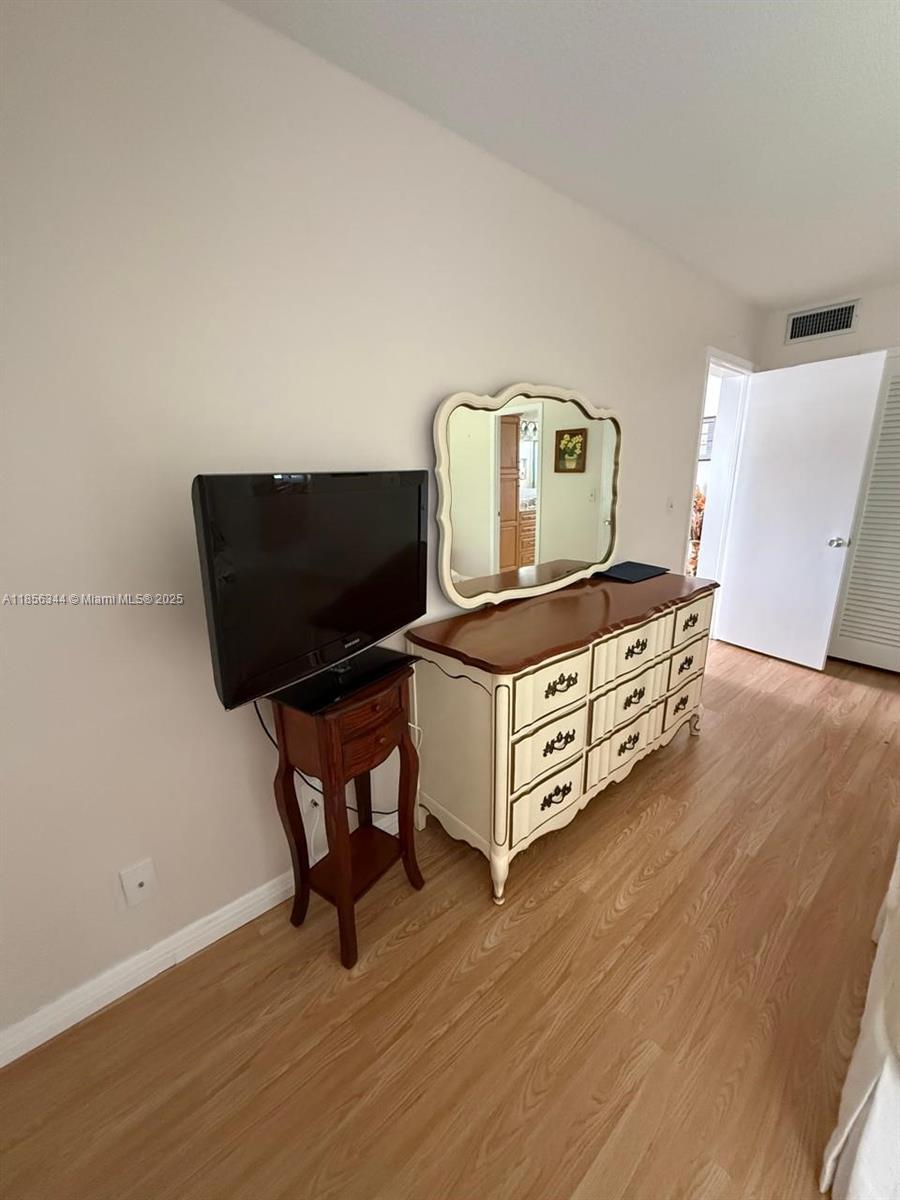 KINGS PARK GARDEN APTS CO - Residential Lease