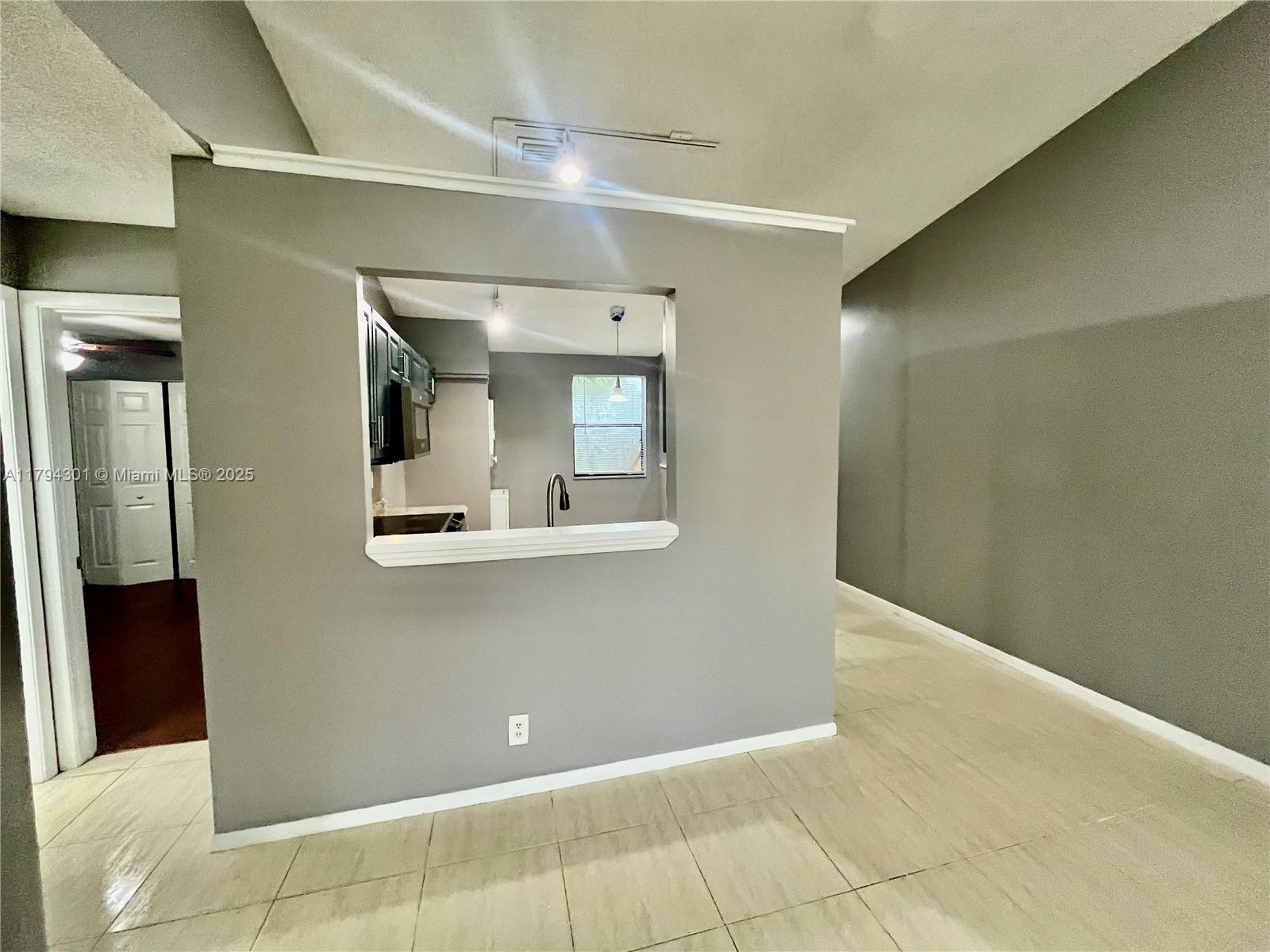 CIRCLE VILLAS (THE) CONDO - Residential