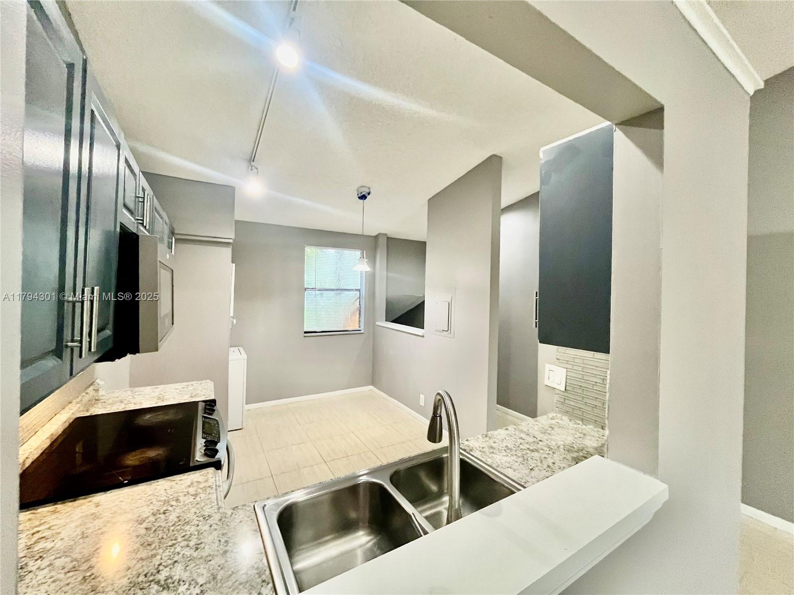 CIRCLE VILLAS (THE) CONDO - Residential