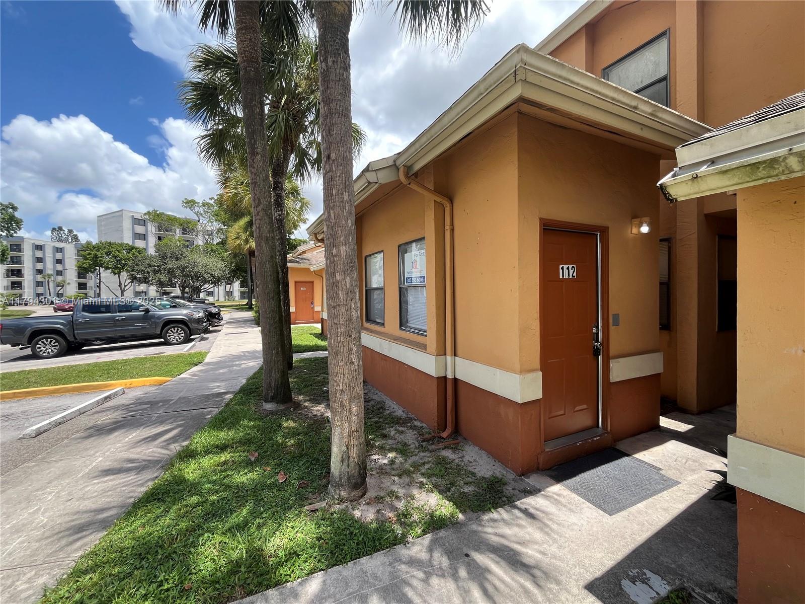 CIRCLE VILLAS (THE) CONDO - Residential