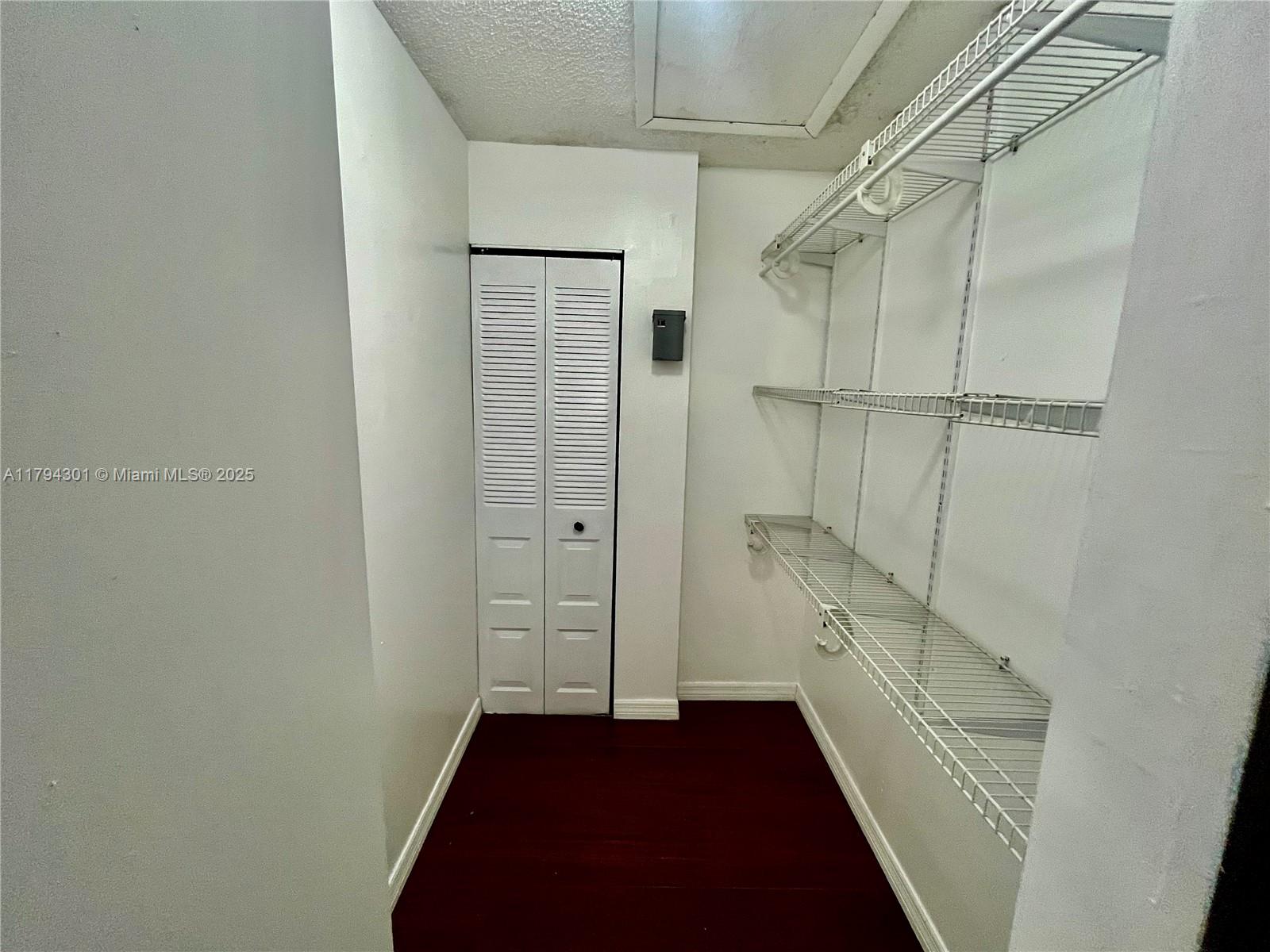 CIRCLE VILLAS (THE) CONDO - Residential