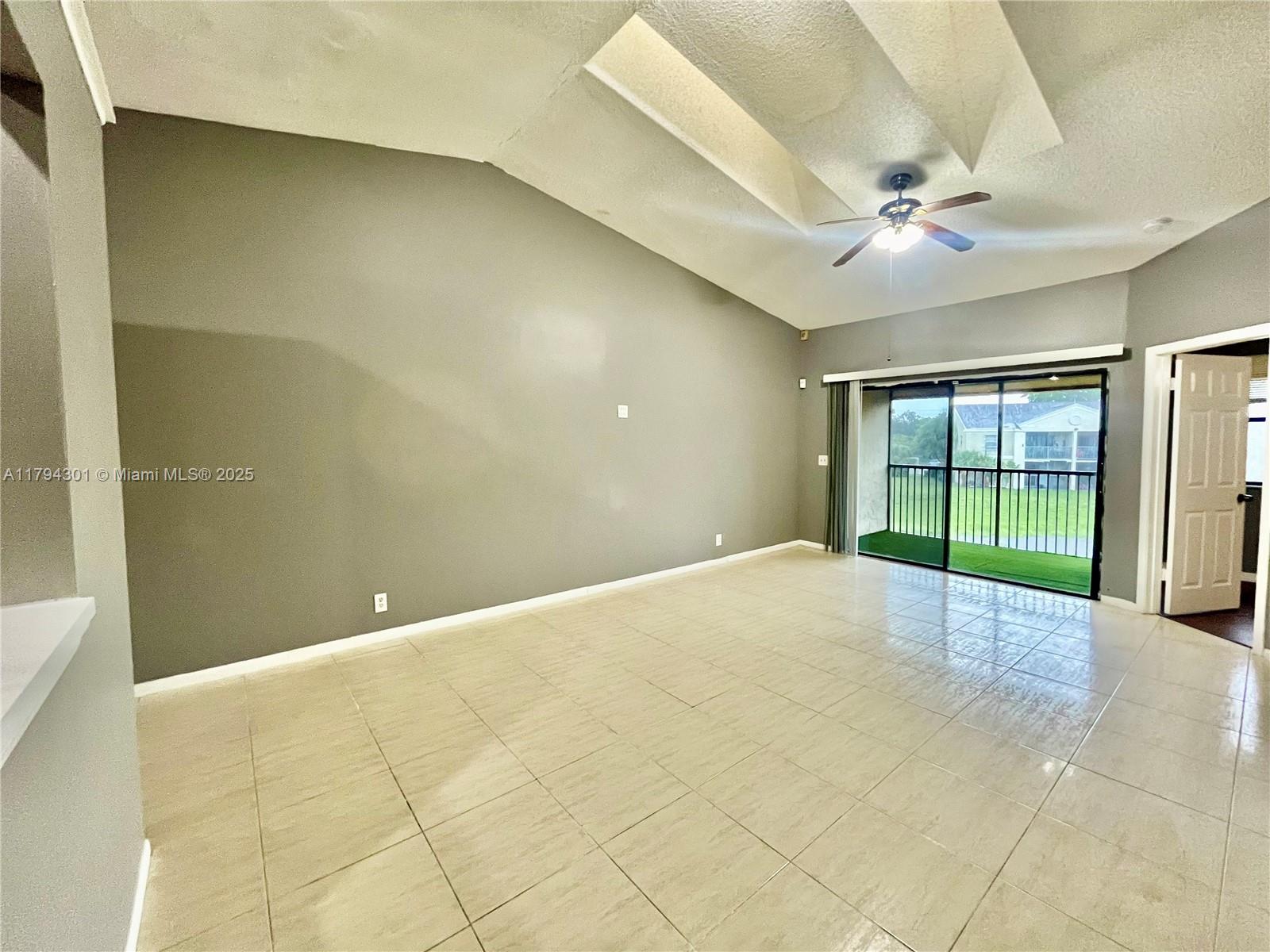 2511 Nw 56th Ave 12-25, Lauderhill, Miami-Dade County, Florida - 2 Bedrooms  
2 Bathrooms - 