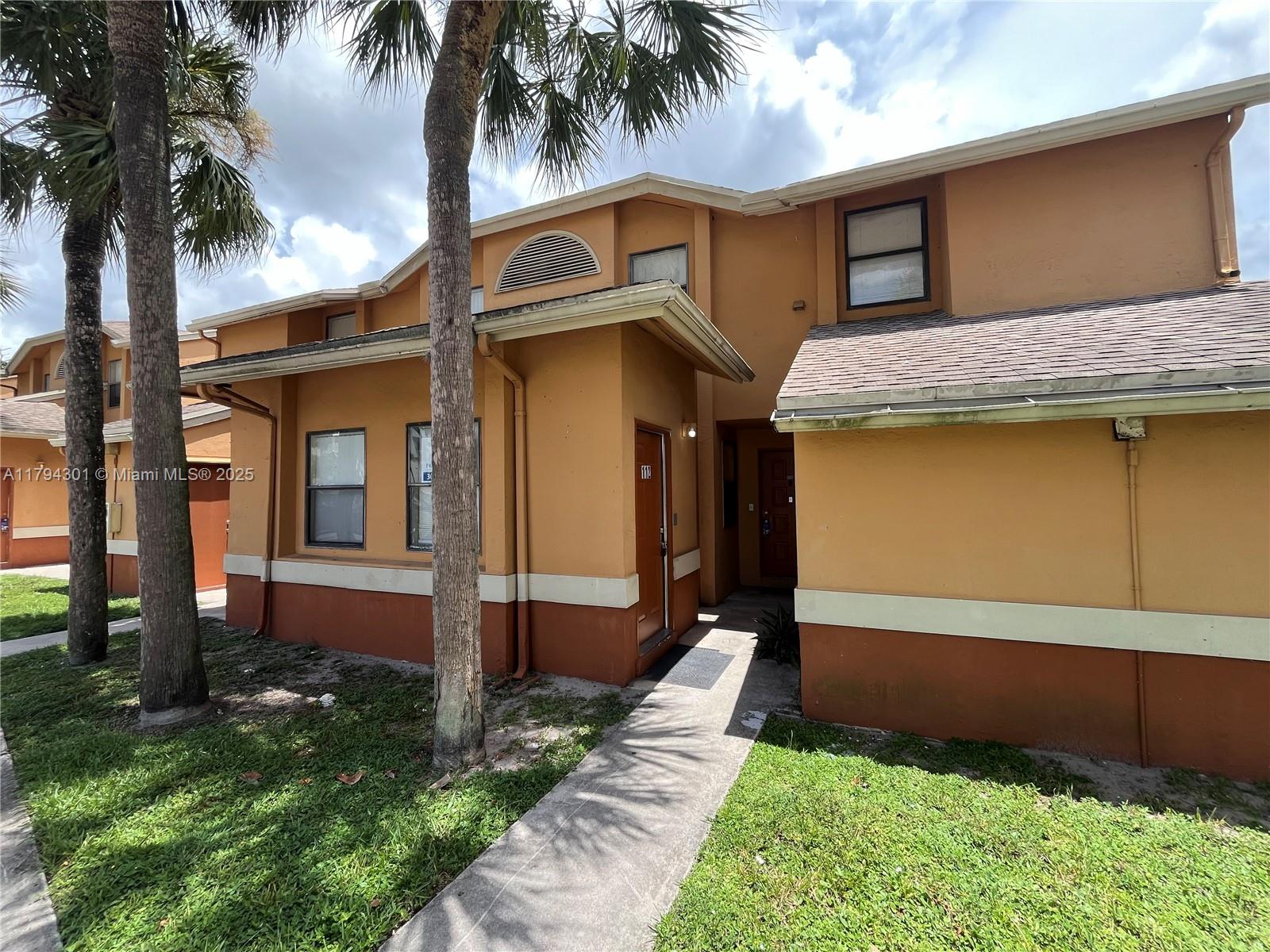 CIRCLE VILLAS (THE) CONDO - Residential