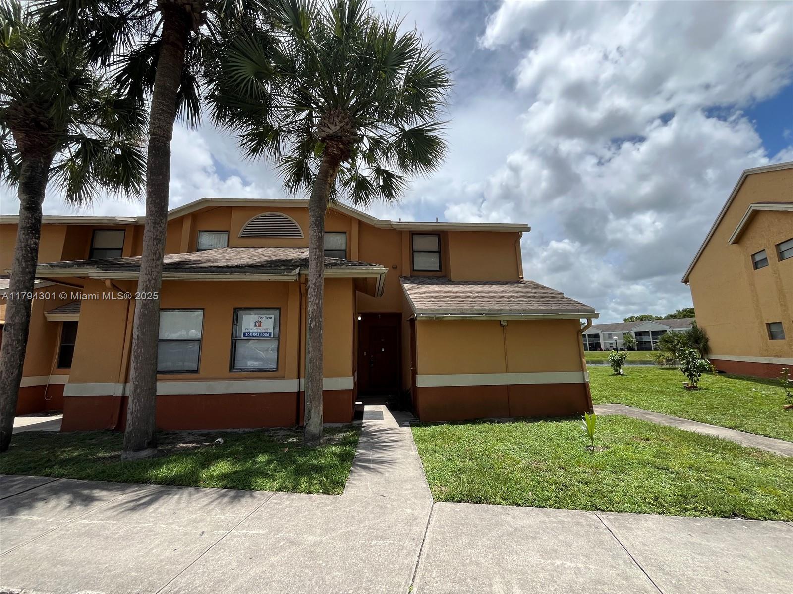 CIRCLE VILLAS (THE) CONDO - Residential