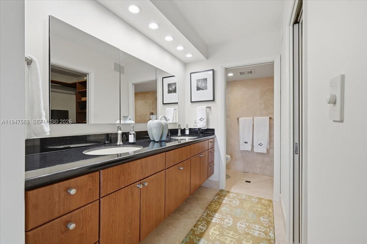 BAYSHORE TOWERS - Residential