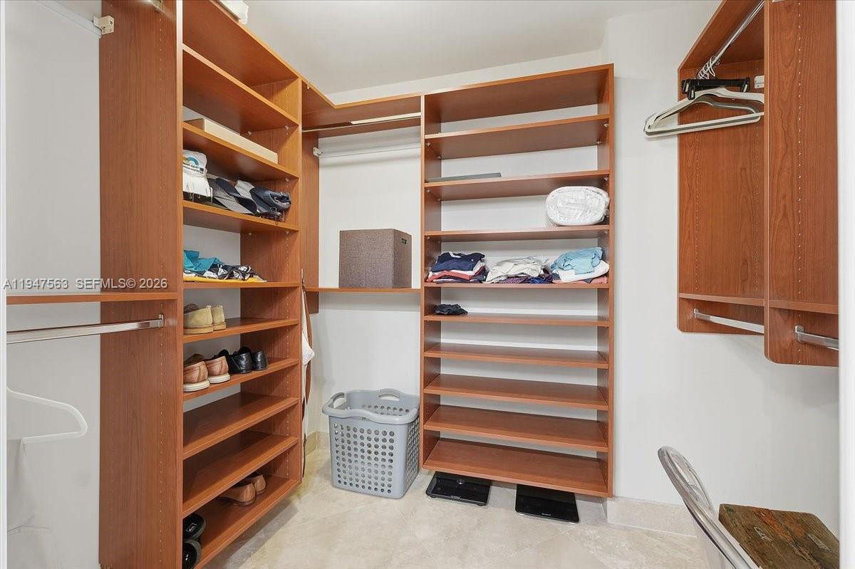 BAYSHORE TOWERS - Residential