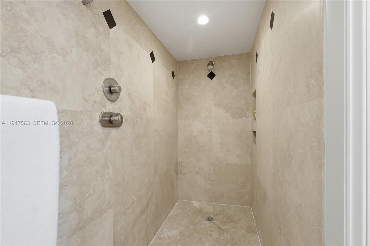 BAYSHORE TOWERS - Residential