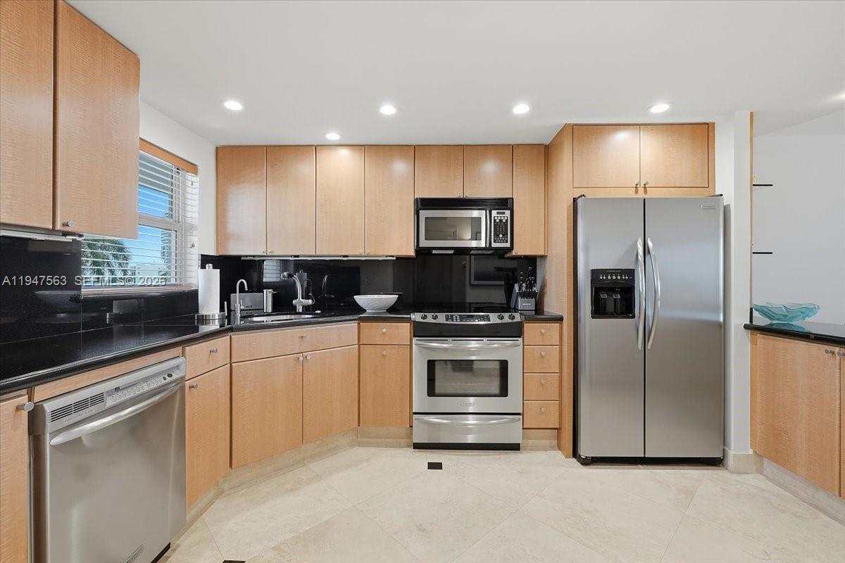 BAYSHORE TOWERS - Residential