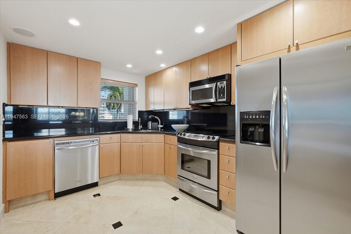 BAYSHORE TOWERS - Residential