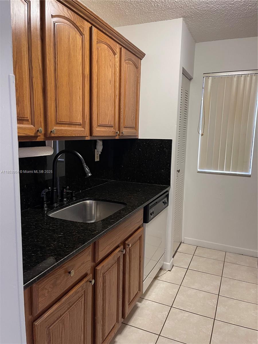 1bed 1bath,tile floors, balcony and more, Excellent building with security just waiting for the right tenant.
We present all offers.