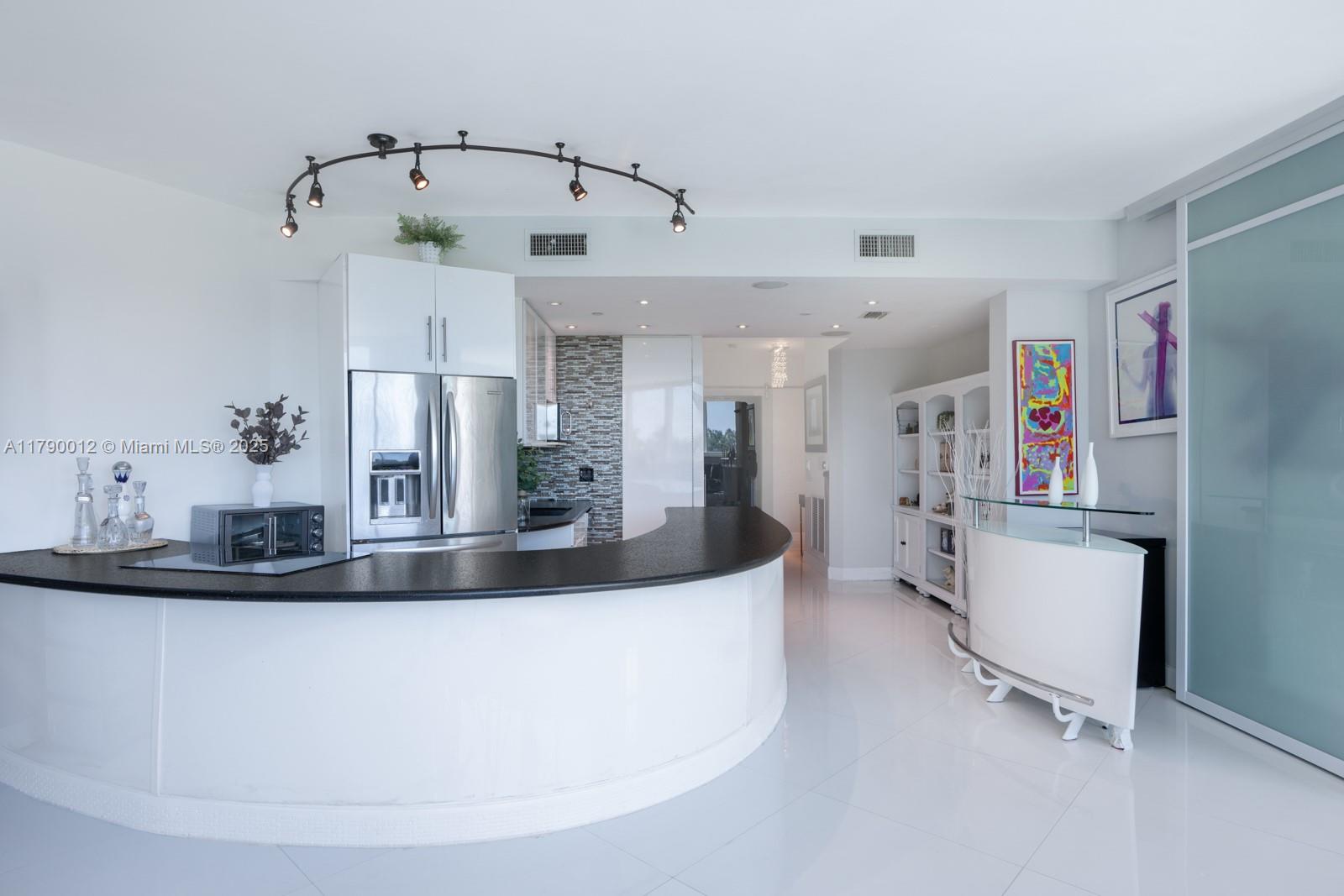 300 S Pointe Dr 402