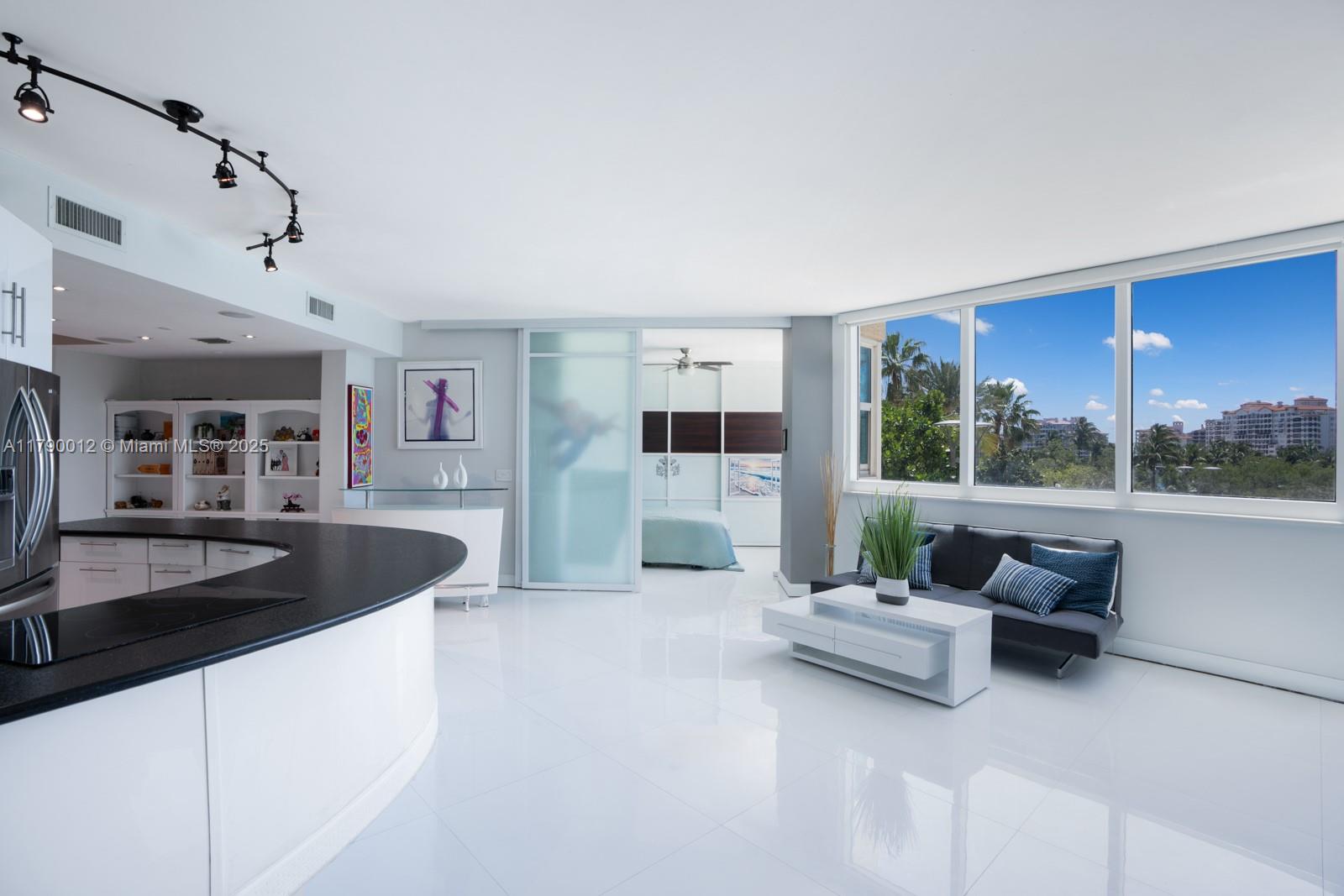 300 S Pointe Dr 402