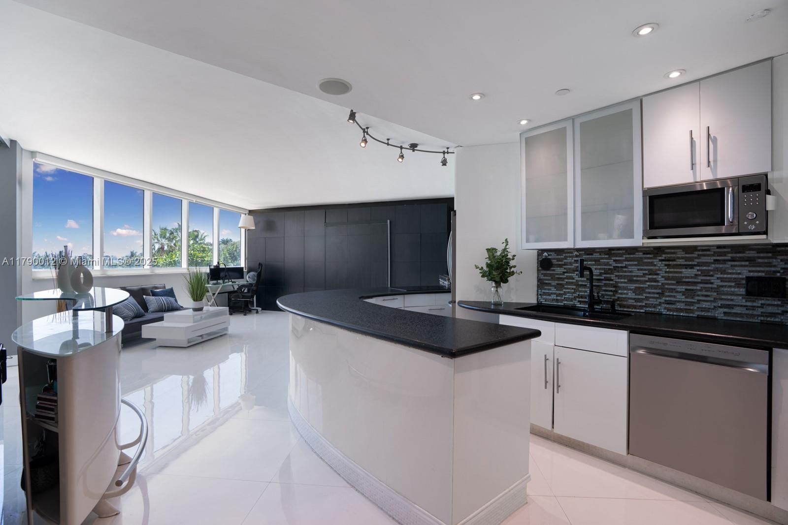 300 S Pointe Dr 402