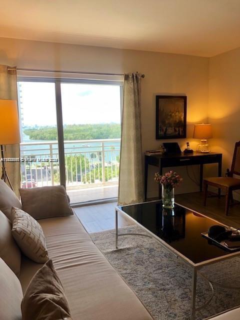 400 Kings Point Dr 820