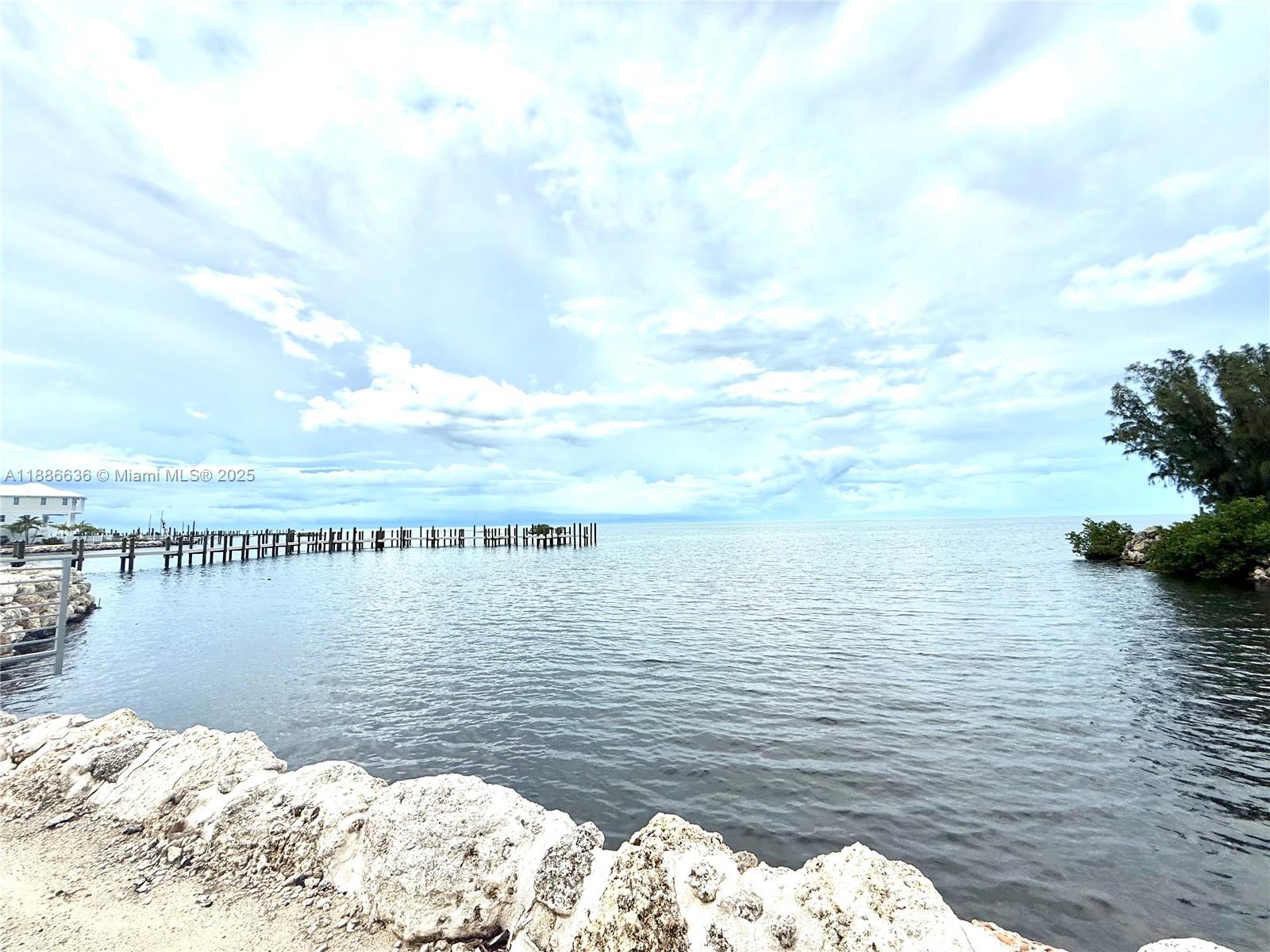 Marathon Beach - Land