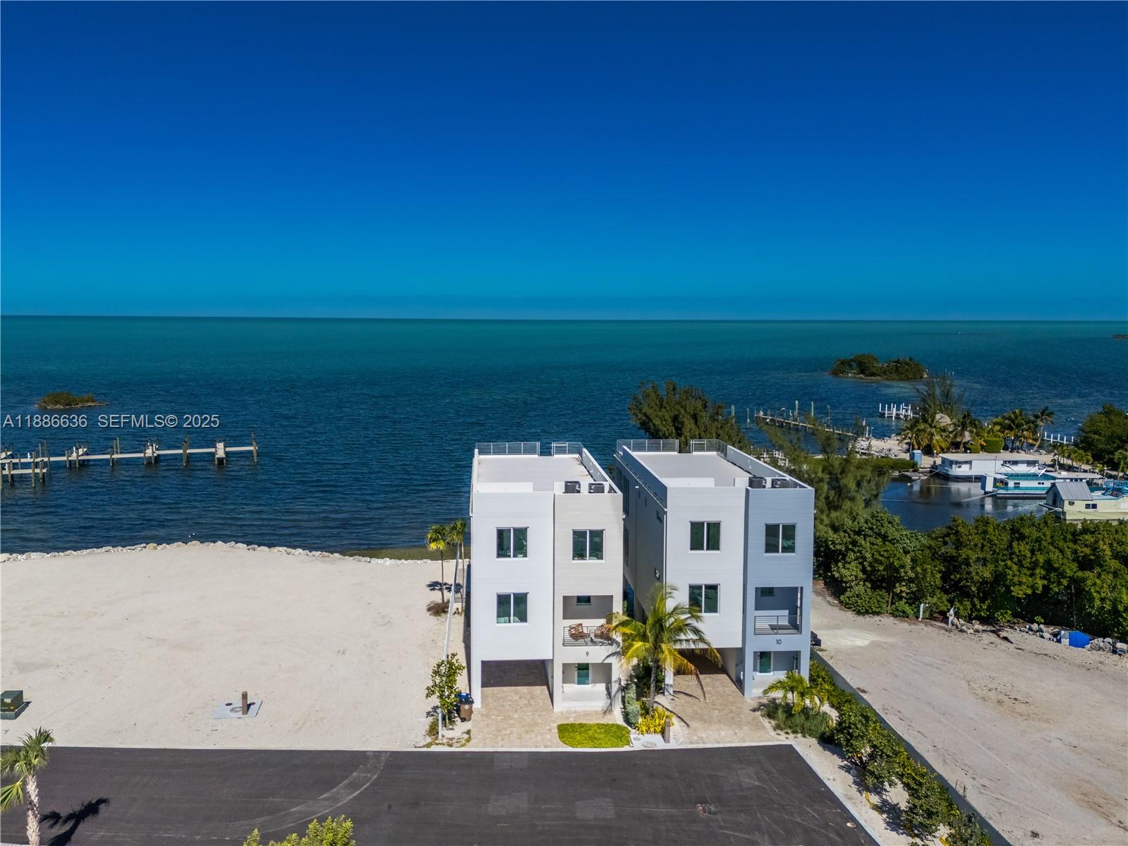 Marathon Beach - Land