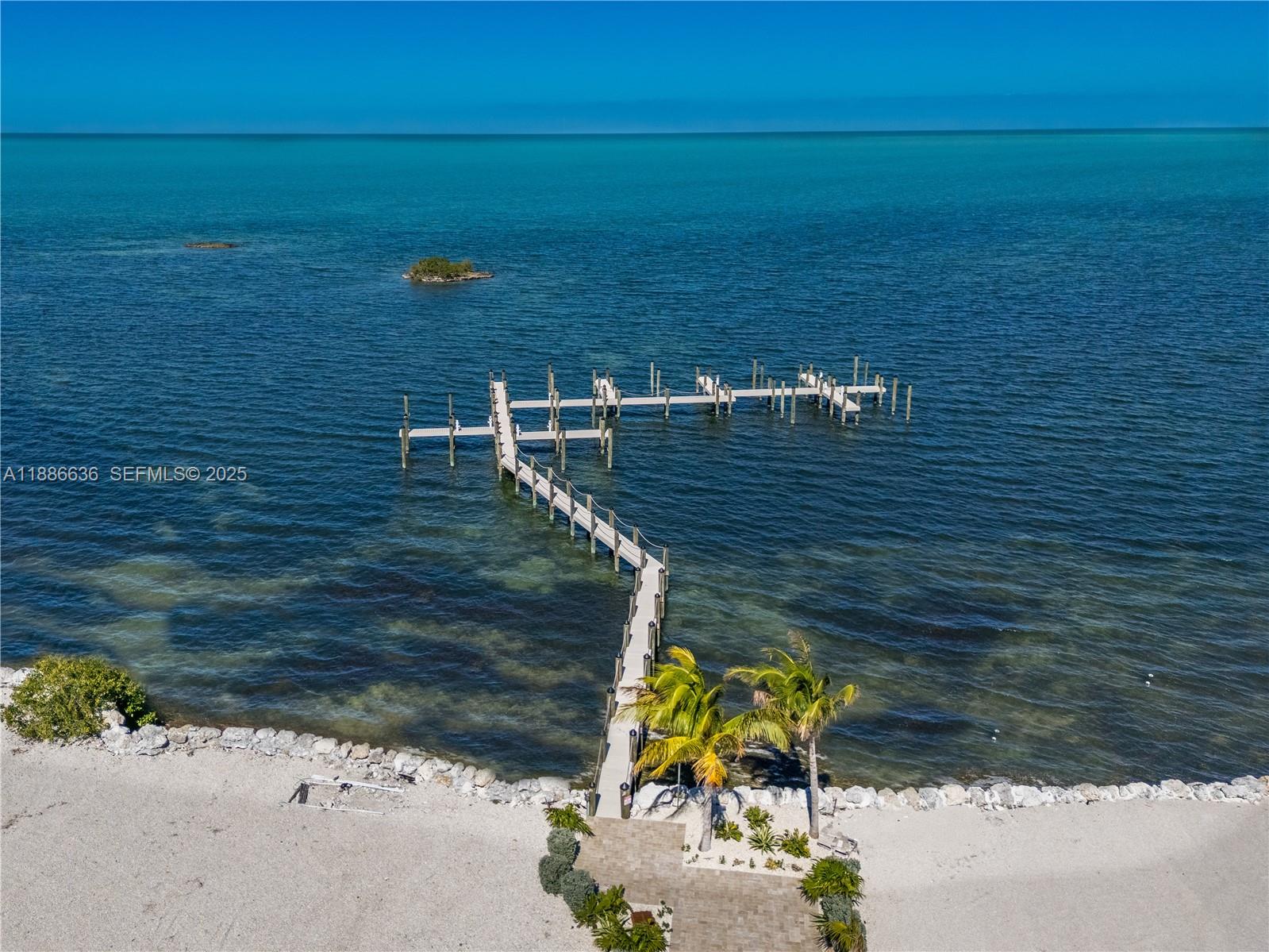 Marathon Beach - Land