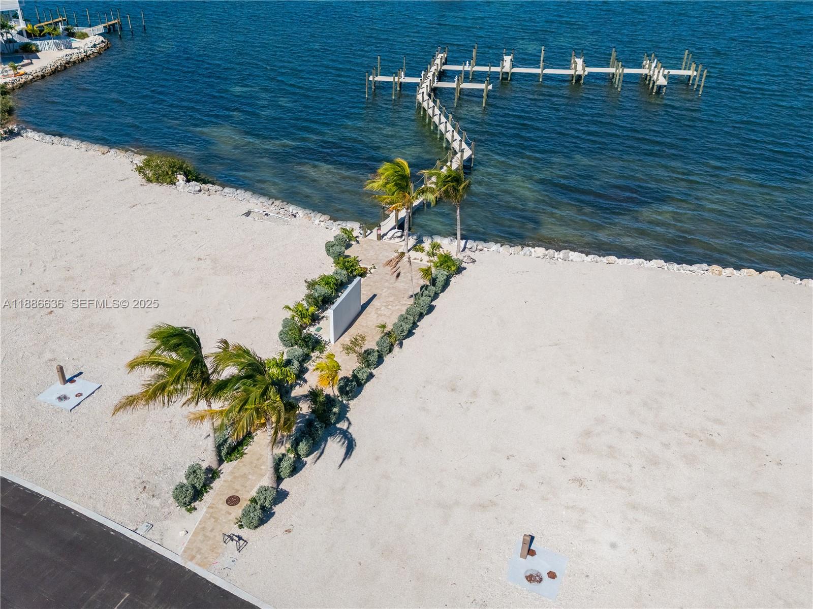 Marathon Beach - Land