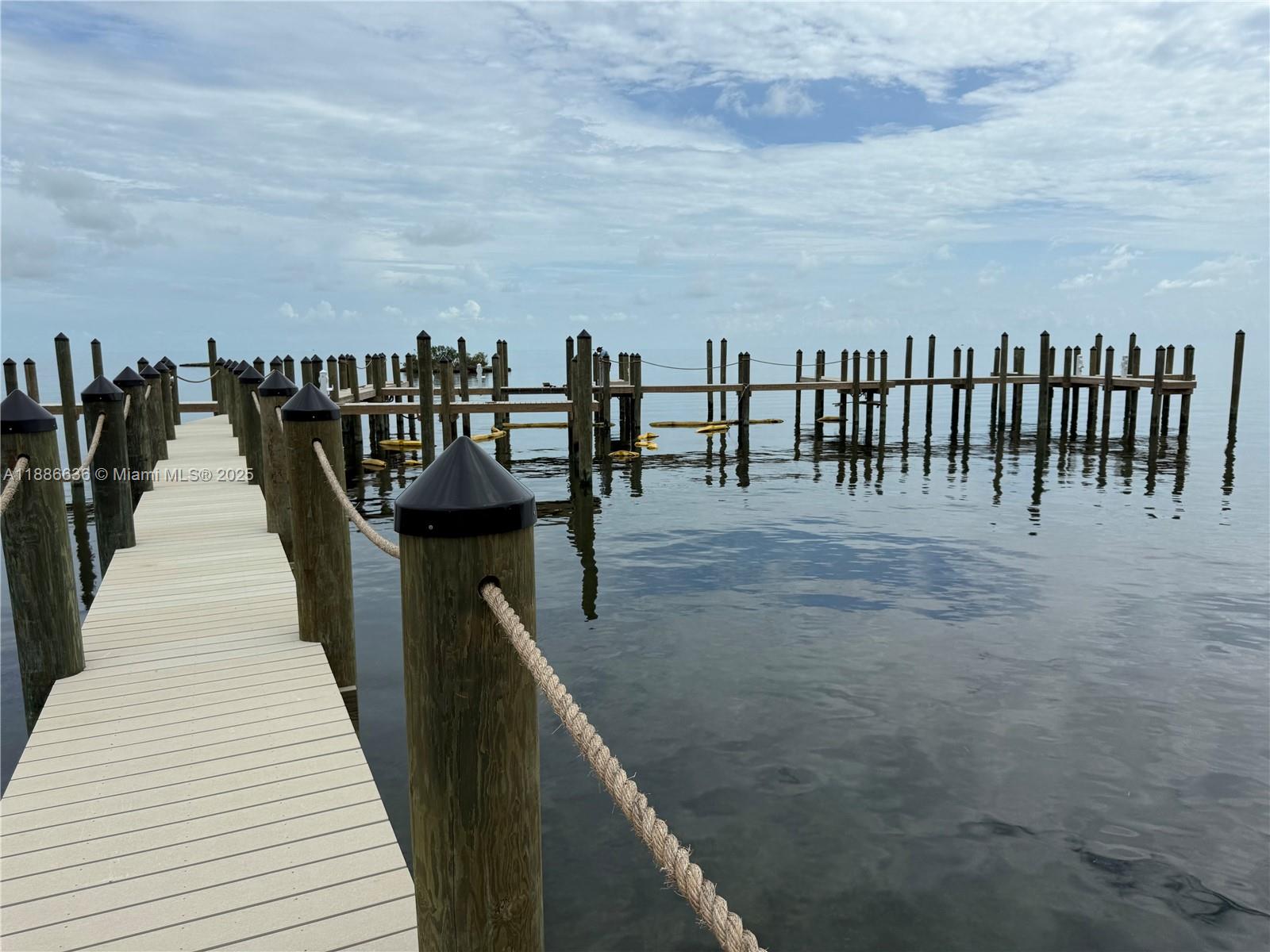 Marathon Beach - Land