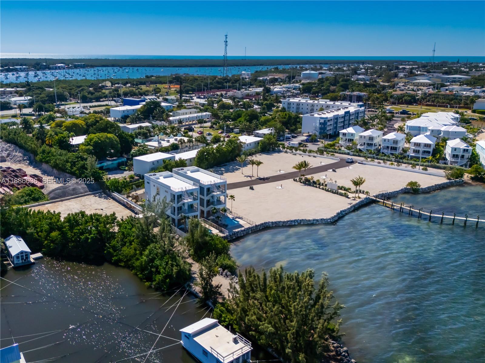 Marathon Beach - Land