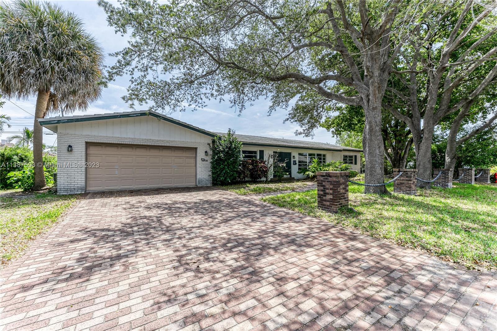 Fantastic opportunity to become a proud home-owner in the prestigious Coral Ridge Country Club! This well-built original home offers endless potential, allowing you to transform it into your personal haven. Featuring a formal living room/dining room, and a generously sized family room, this residence provides ample space for all your needs. The kitchen, has convenient pass-through windows overlooking the screened pool area, offering functionality. The two-car garage houses the washer/dryer and provides additional storage. The property's proximity to the golf course ensures easy access to one of the area's most sought-after recreational amenities. The perfect opportunity to purchase in the coveted Coral Ridge Country Club for under $1,000,000!
Original Roof. No HOA!