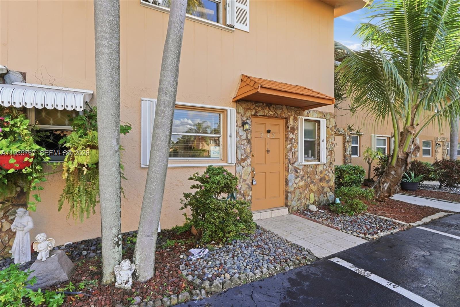 TOWNHOUSE EAST 1 CONDO - Residential