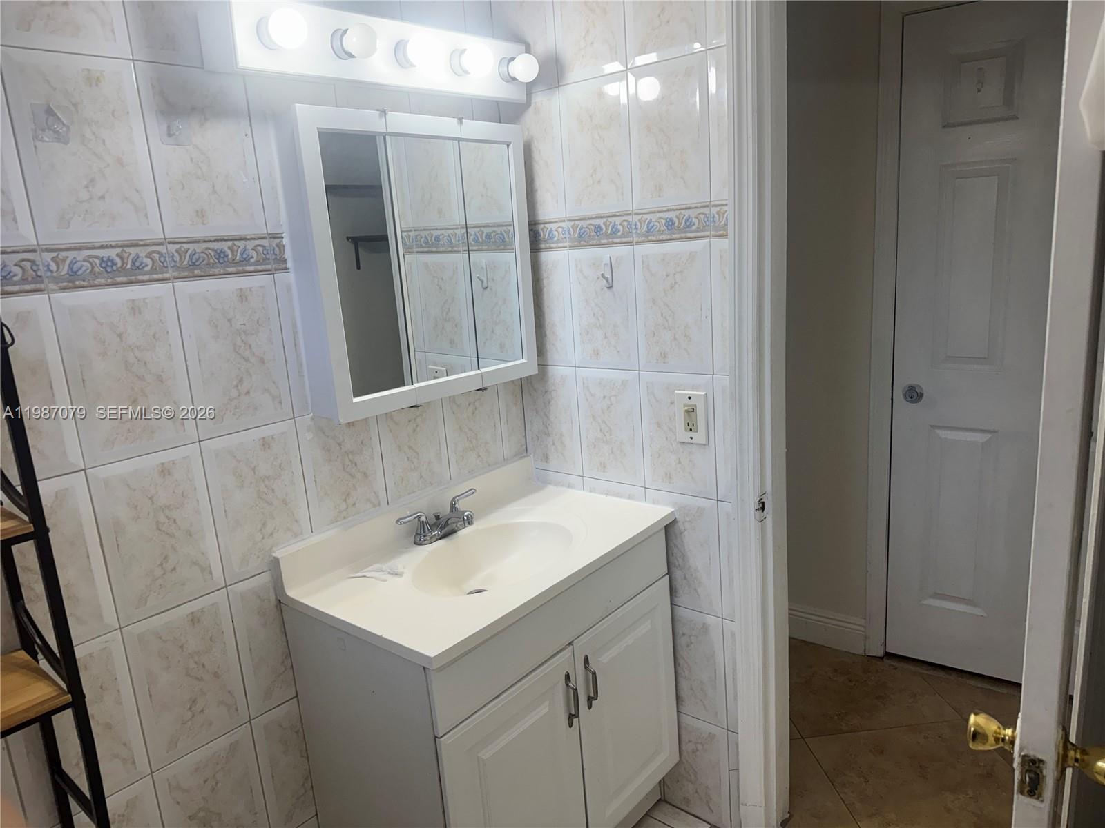 PALM SPRINGS SUB SEC B 4T - Residential Lease