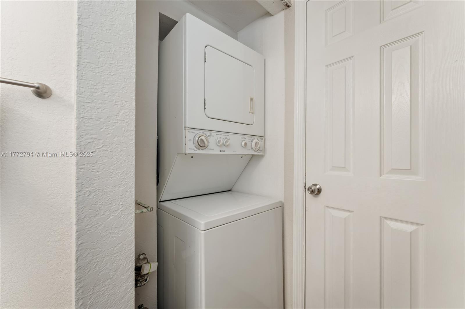 PARADISE AT DADELAND COND - Residential